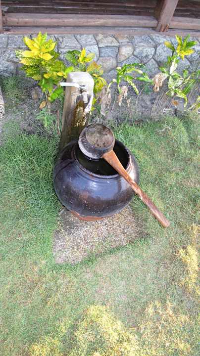 Vor der Cottage ein Sand-Fuss-Reiniger Hotel Aureum Palace Resort