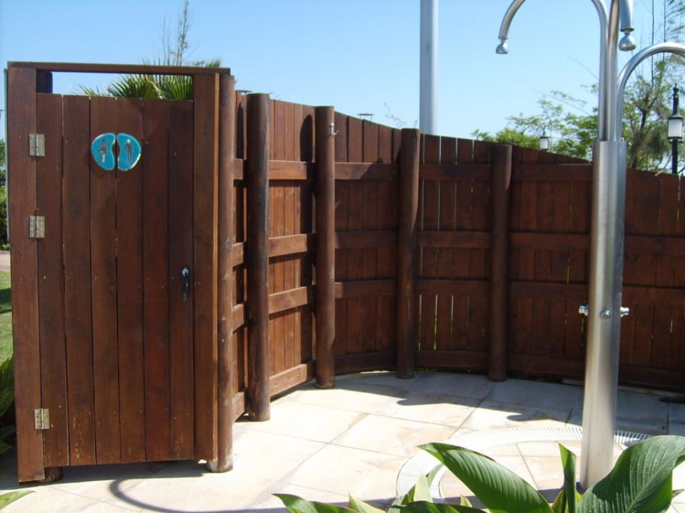 Douches et cabine à la piscine Sunis Evren Beach Resort Hotel & Spa