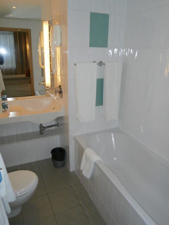 Badezimmer mit Wanne... Hotel Novotel Vilnius