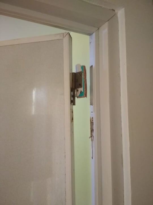 Rozwalone drzwi Guesthouse Bambooze Hauz