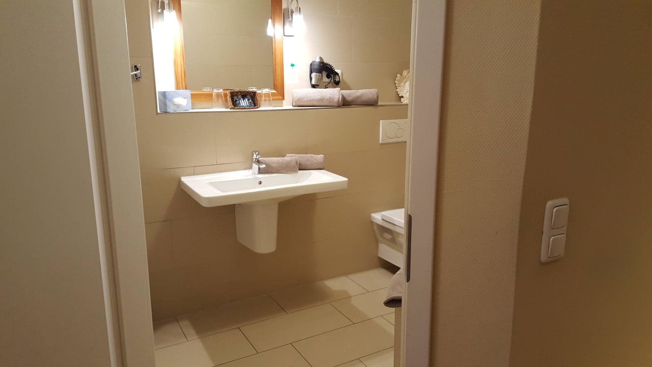 Badezimmer im Prestige Zimmer Hotel Ampervilla