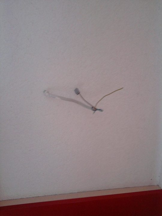 Loses Kabel an der Zimmerwand Flair Hotel Landgasthof Roger