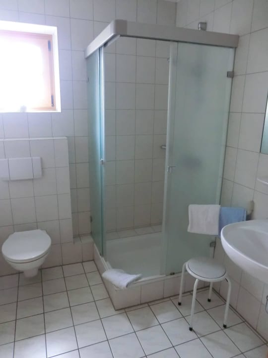 Badezimmer mit Handseife, Shampoo und Haarfön Gasthof Zahler zur Traube