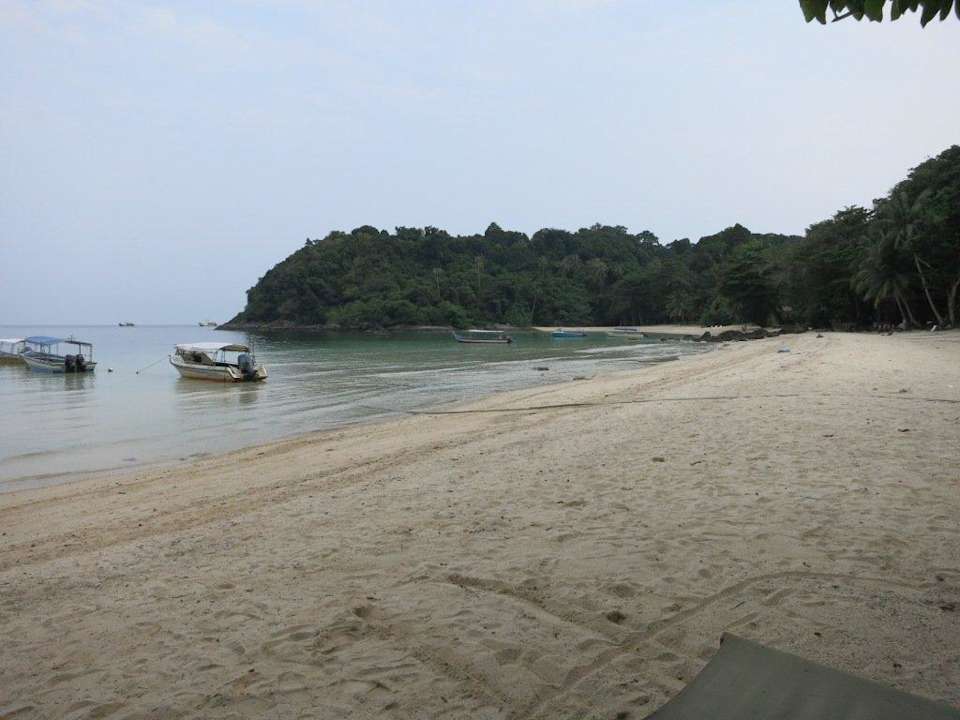 Strand mit Hotelbooten Tenggol Island Beach Resort