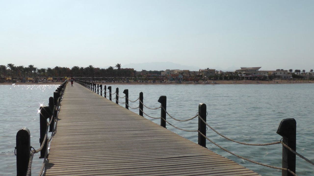 Strand - Steg zum Hausriff Stella Garden Resort & Spa, Makadi Bay