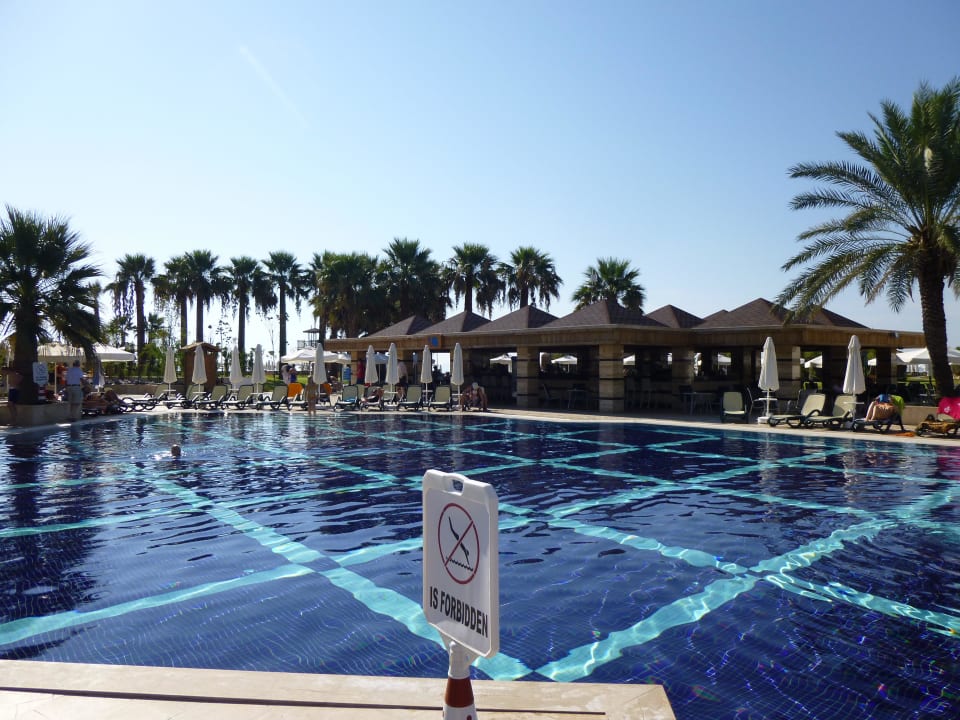 Hauptpool mit Poolbar im Hintergrund Crystal Tat Beach