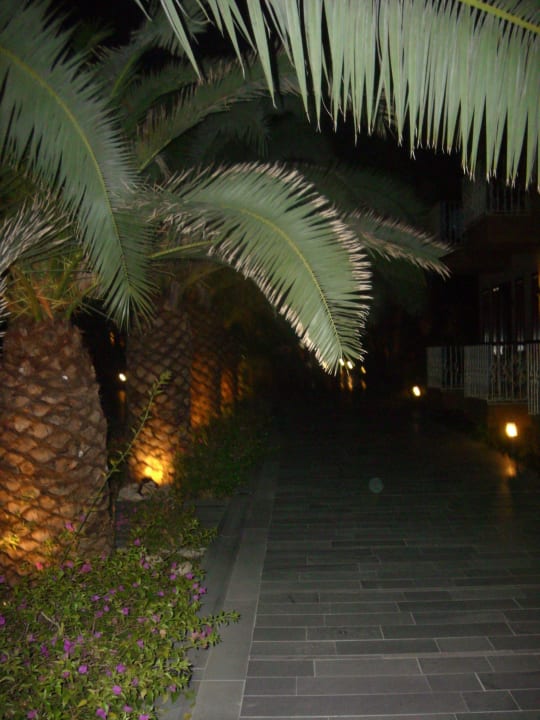 Der Weg zum Zimmer bei Nacht Club Grand Side