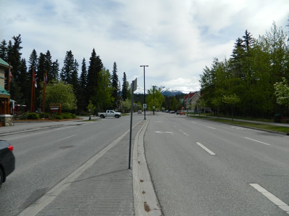 Blick Richtung Ortsausgang Hotel Banff Caribou Lodge and Spa