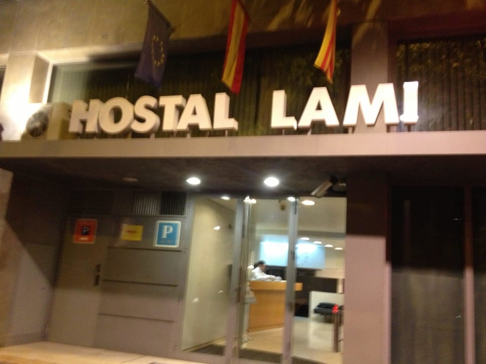 Eingang vorm Hotel Hostal Lami