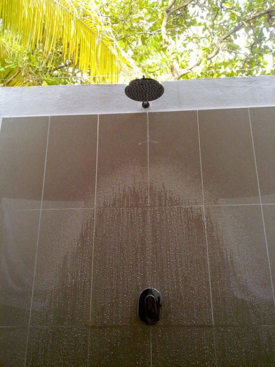 Wunderbare open-air Dusche NH Collection Maldives Reethi Resort