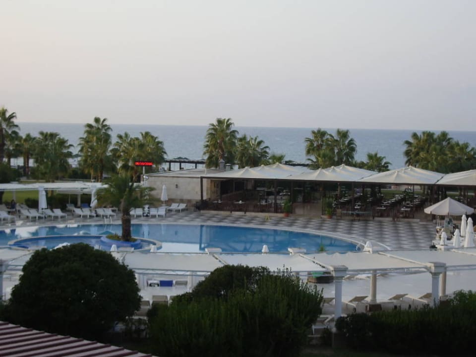 Poolanlage vor dem Sonnenaufgang Kaya Side