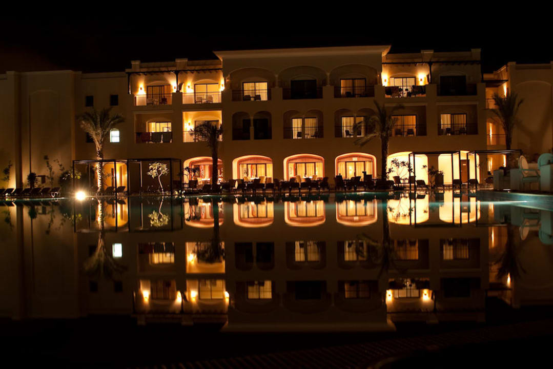 Baseny nocą JAZ Aquamarine Resort