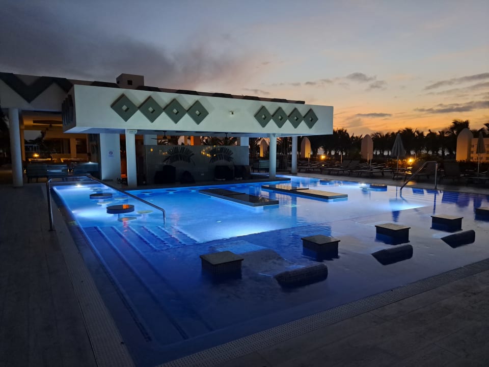 Pool Hotel Riu Karamboa