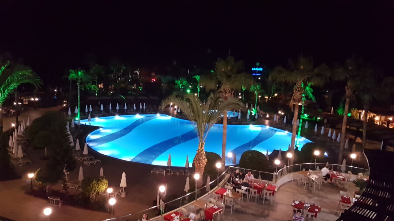 Blick am Abend auf den Außenpool Saphir Resort & Spa