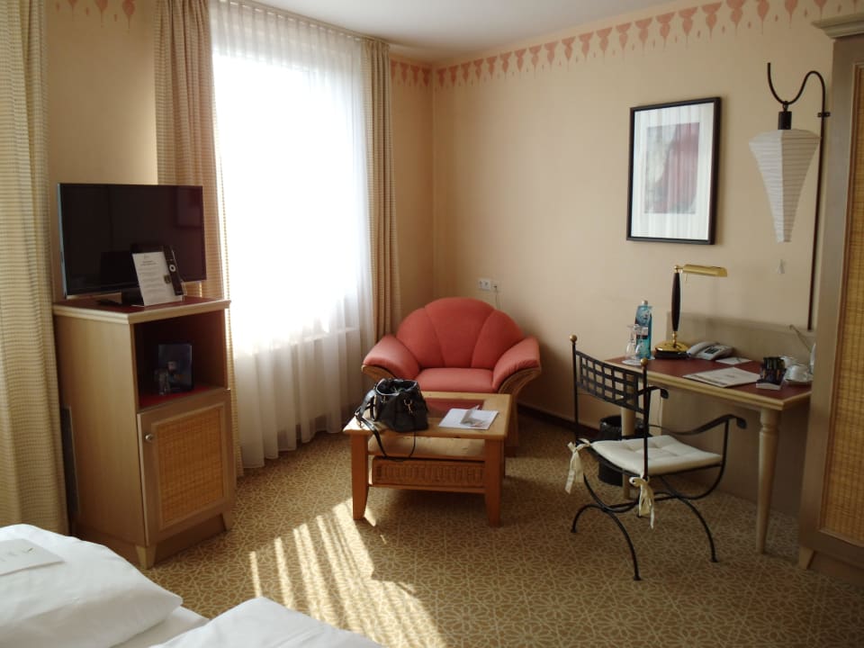 Sitzecke mit Schreibtisch und TV DORMERO Hotel Hannover-Langenhagen Airport