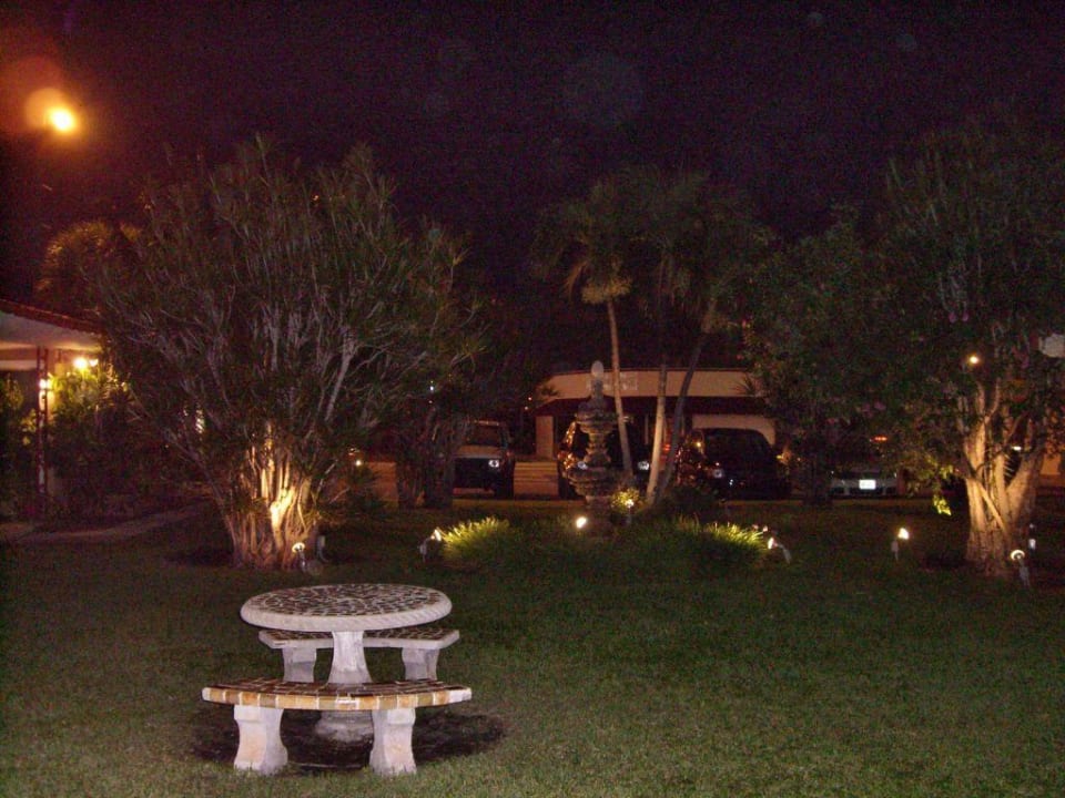 Blick in den Garten Sunnyside Motel