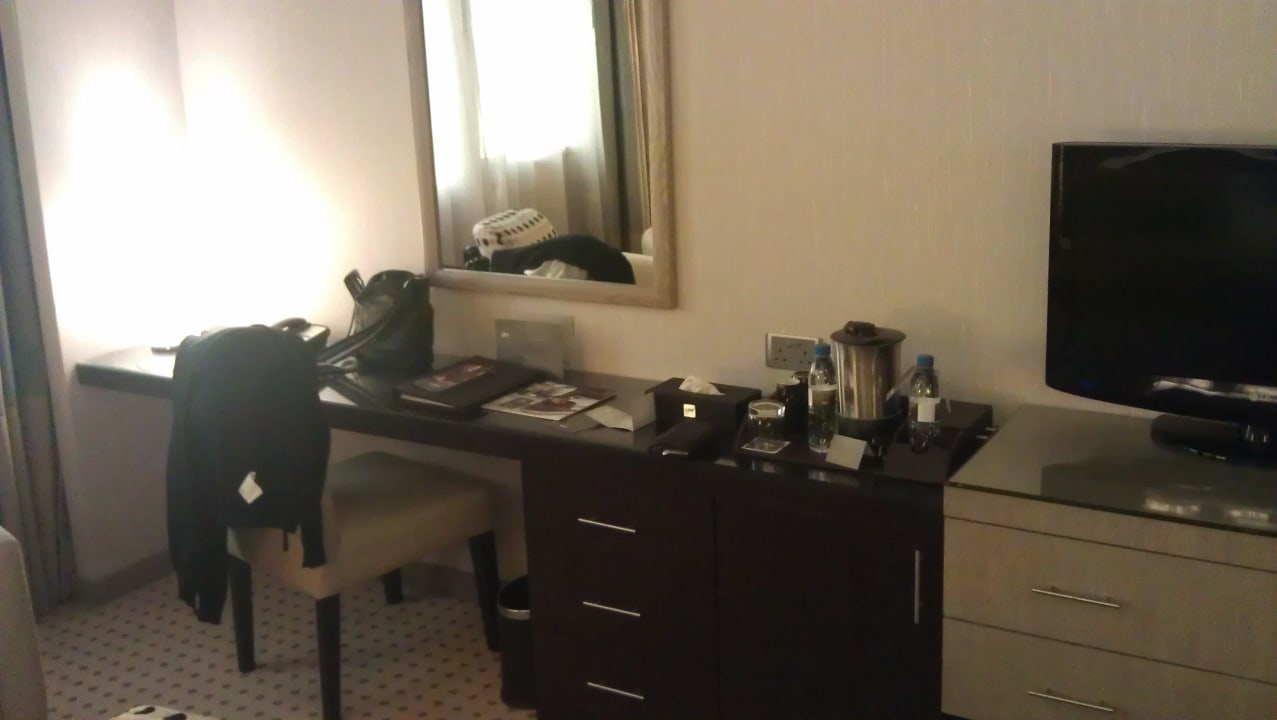 Schreibtisch und Getränke TIME Grand Plaza Hotel