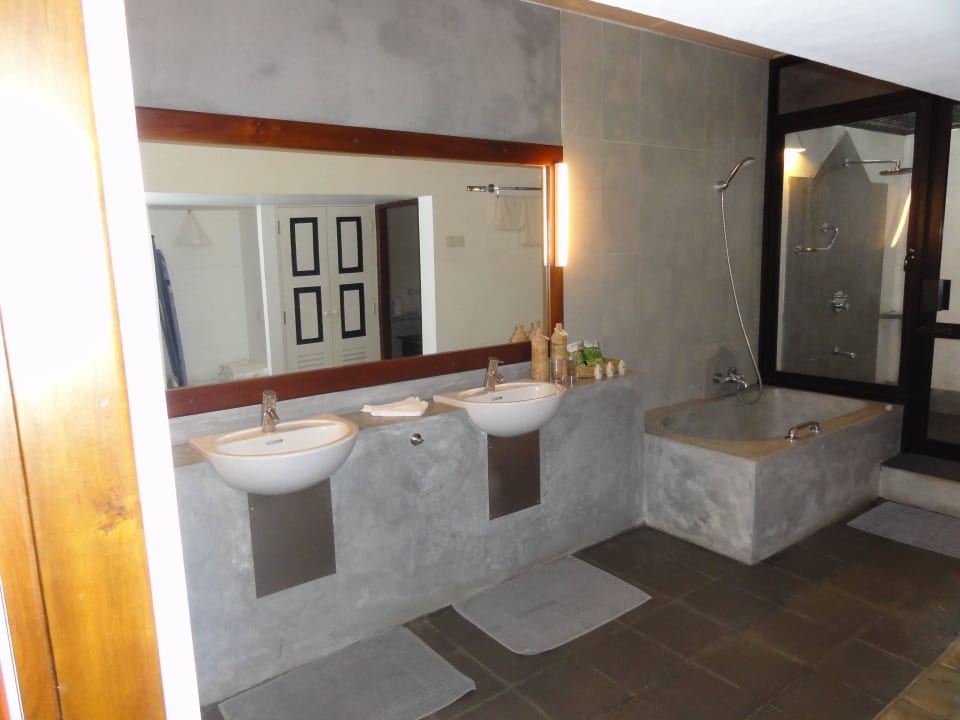 Badezimmer im Honeymoon Bungalow Habarana Village by Cinnamon