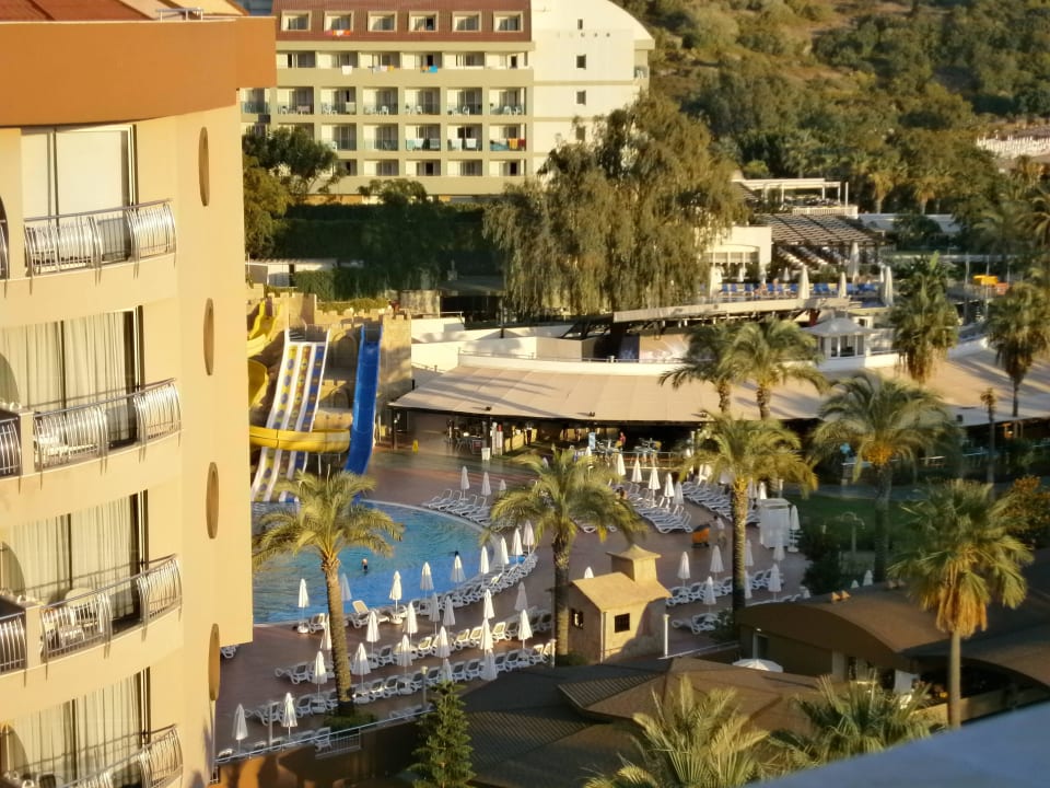 Blick auf die Nachbarhotelanlage Arycanda Kirman Premium