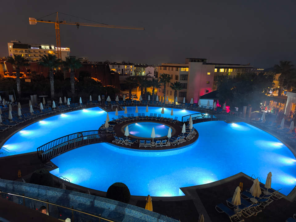 Pool Side Prenses Resort & Spa