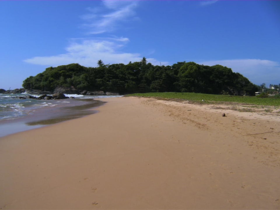 Schöner Strand vor dem Fluss Hotel Jetwing Tropical Villas