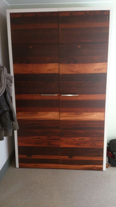 Schrank - für ein paar Tage ausreichend Hotel Elite Marina Tower