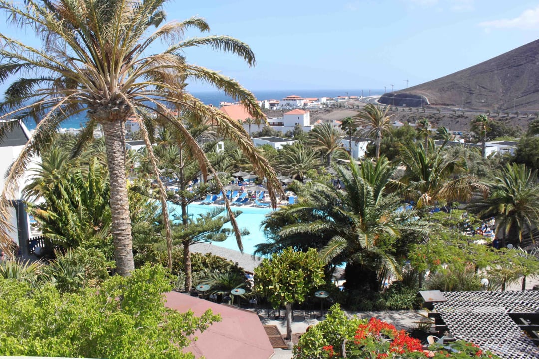 Blick vom Frühstücksgarten auf die Poollandschaft allsun App.-Hotel Esquinzo Beach