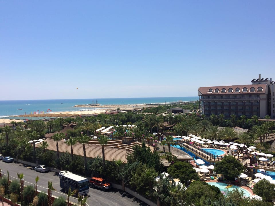 Ausblick auf Dragon und Hafen Royal Taj Mahal Hotel