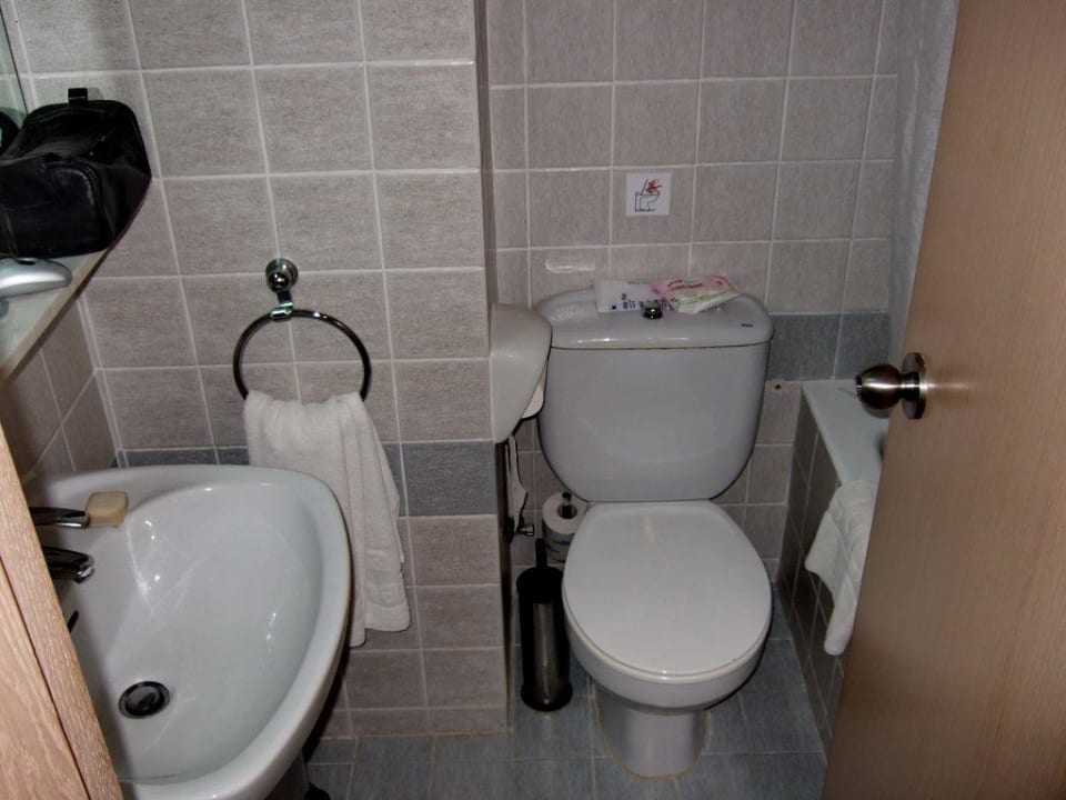 Zimmer mit kleinem Bad (eine Person füllt den Raum aus) Napa Mermaid Hotel & Suites