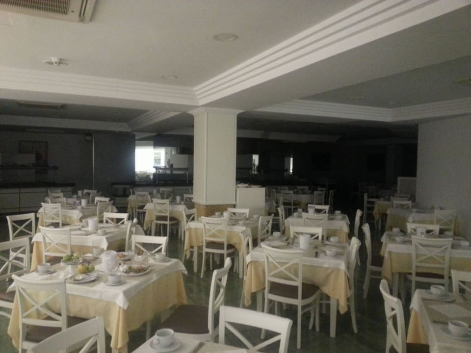 Restaurant vor der Abfahrt um 3.00 Uhr Aparthotel Can Picafort Palace