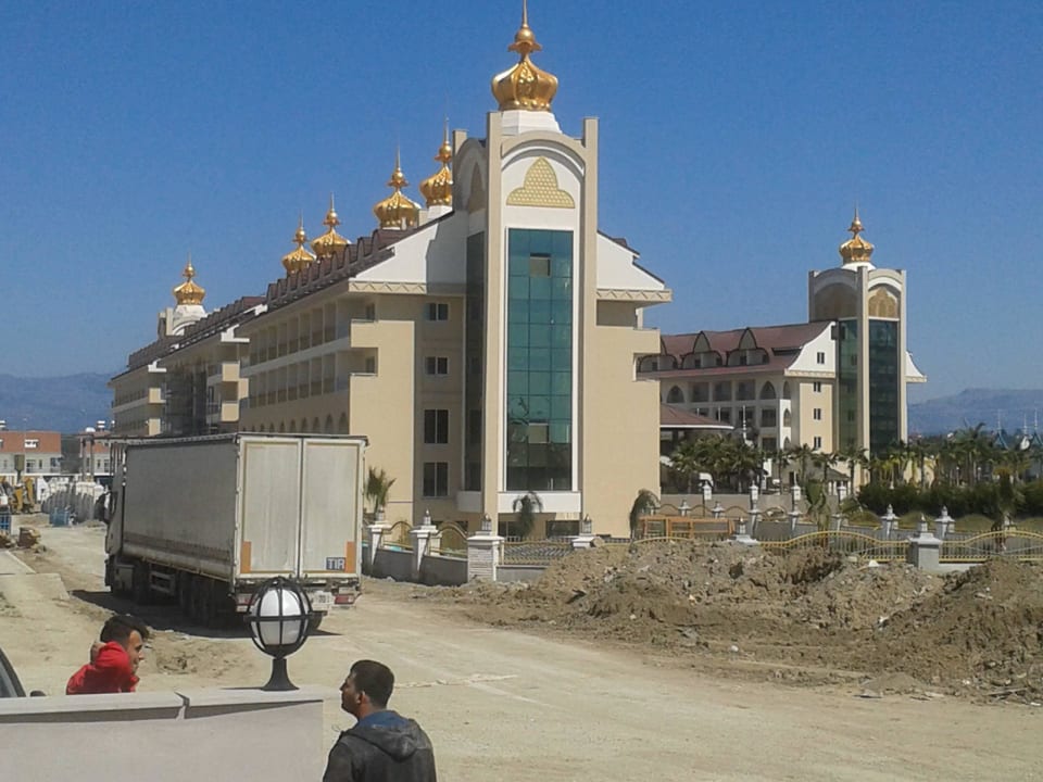 Die neuen Kronen glänzen auch prächtig Well Palace Side