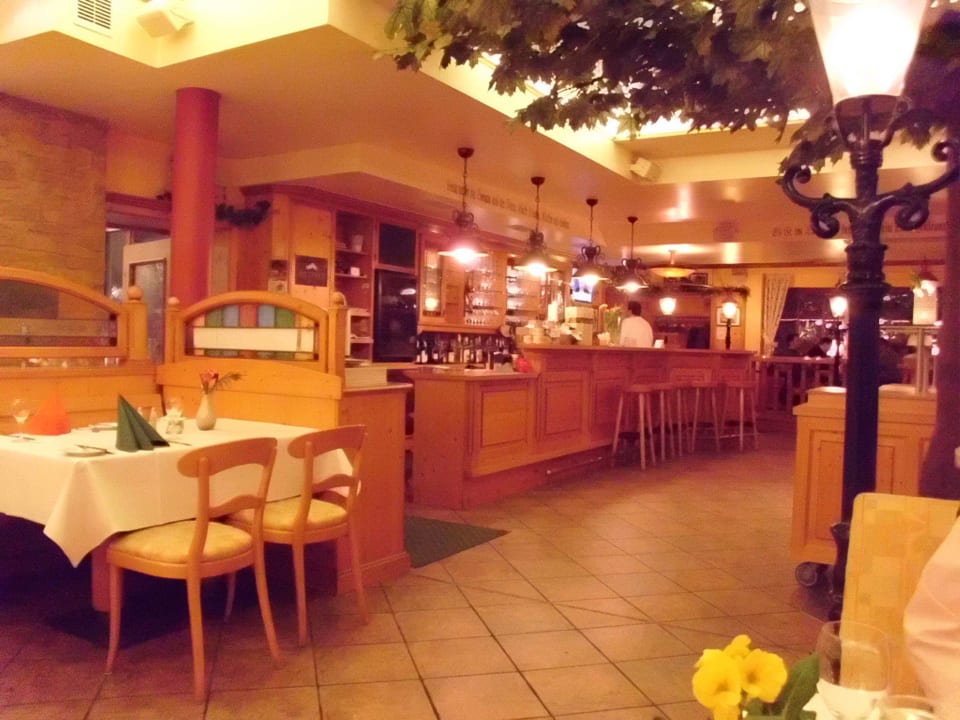 Blick in den Gastraum Hotel Pistono