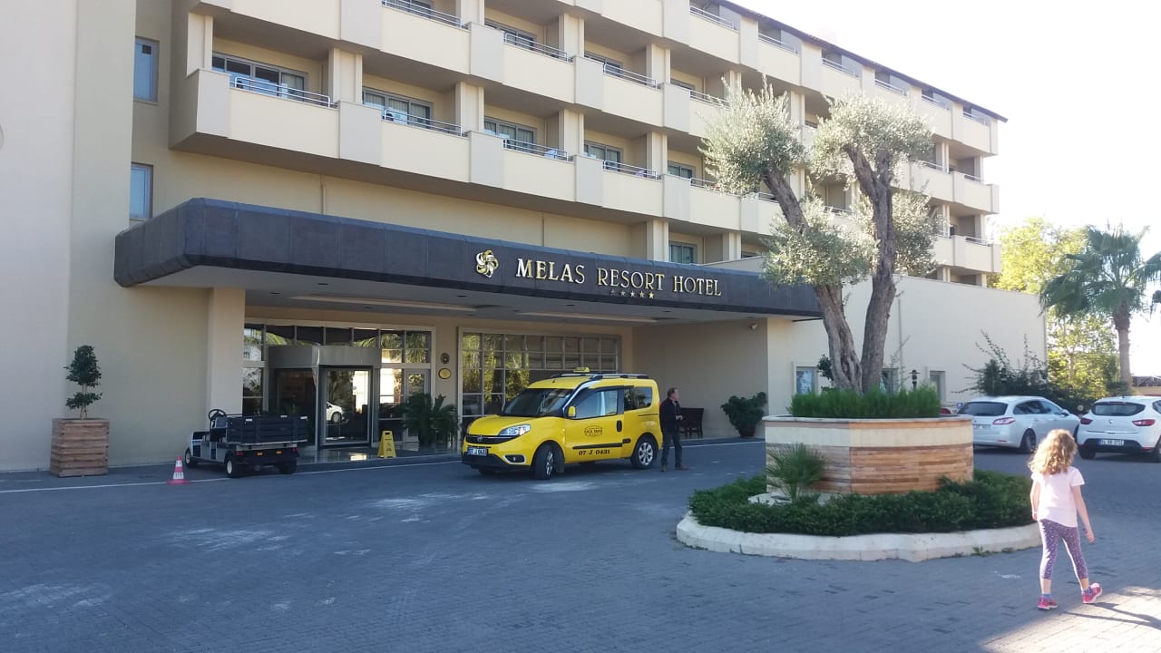 Eingang Melas Resort Hotel