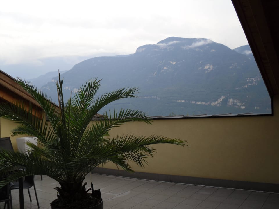 Dachterrasse Blick auf die gegenüberliegende Berg Gasthof Hotel Terzer