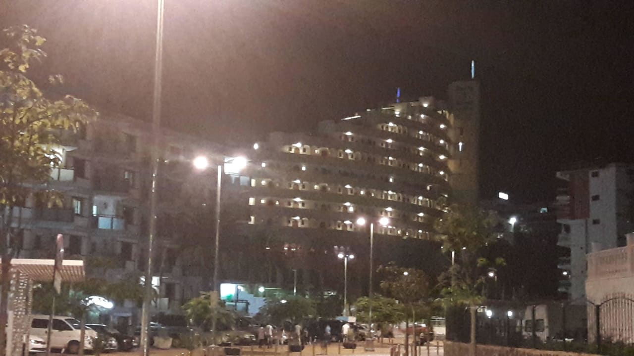 Hotel bei Nacht Seaside Hotel Sandy Beach