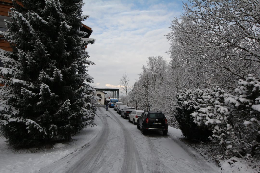 Einfahrt Alm- & Wellnesshotel Alpenhof