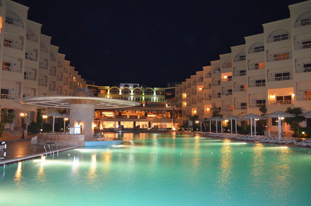 Вечерний бассейн AMC Royal Hotel & SPA