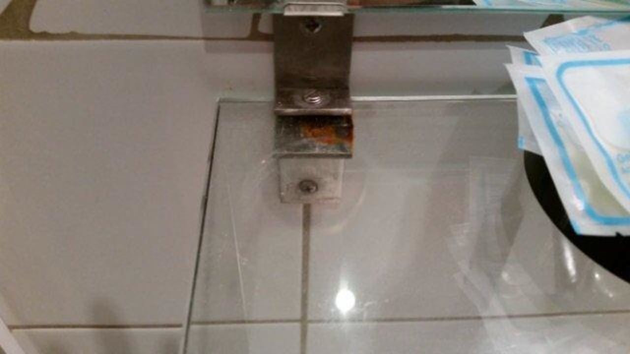 Verrostetes Glasregal im Bad Hipotel Paris Buttes Chaumont