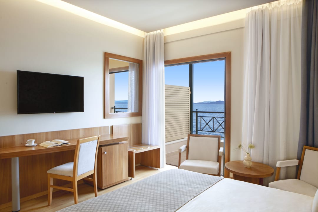 Zimmer Ramada by Wyndham Athens Attica Riviera