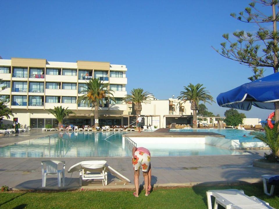 Die beiden Pools zur Meerseite The Ixian Grand & All Suites