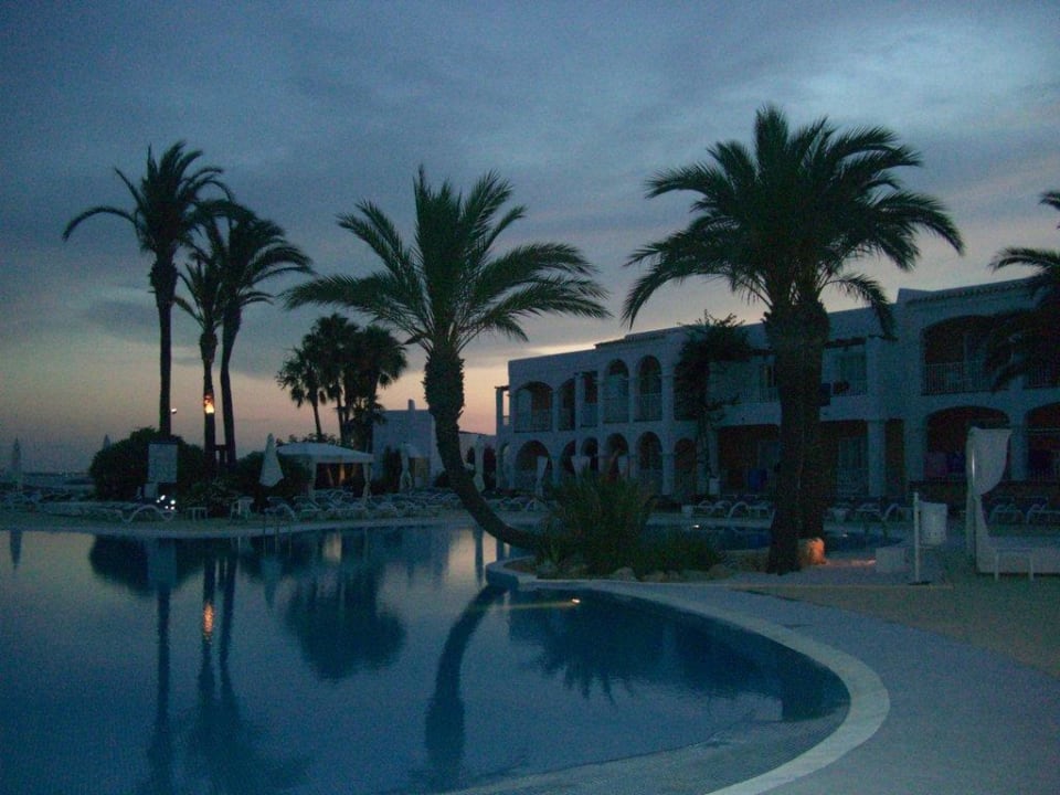 Die Poolanlage am Abend Destino Pacha Ibiza Resort - Adults only