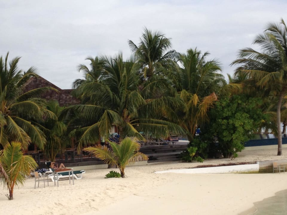 Strand Richtung Swimmingpool Vilamendhoo Island Resort & Spa
