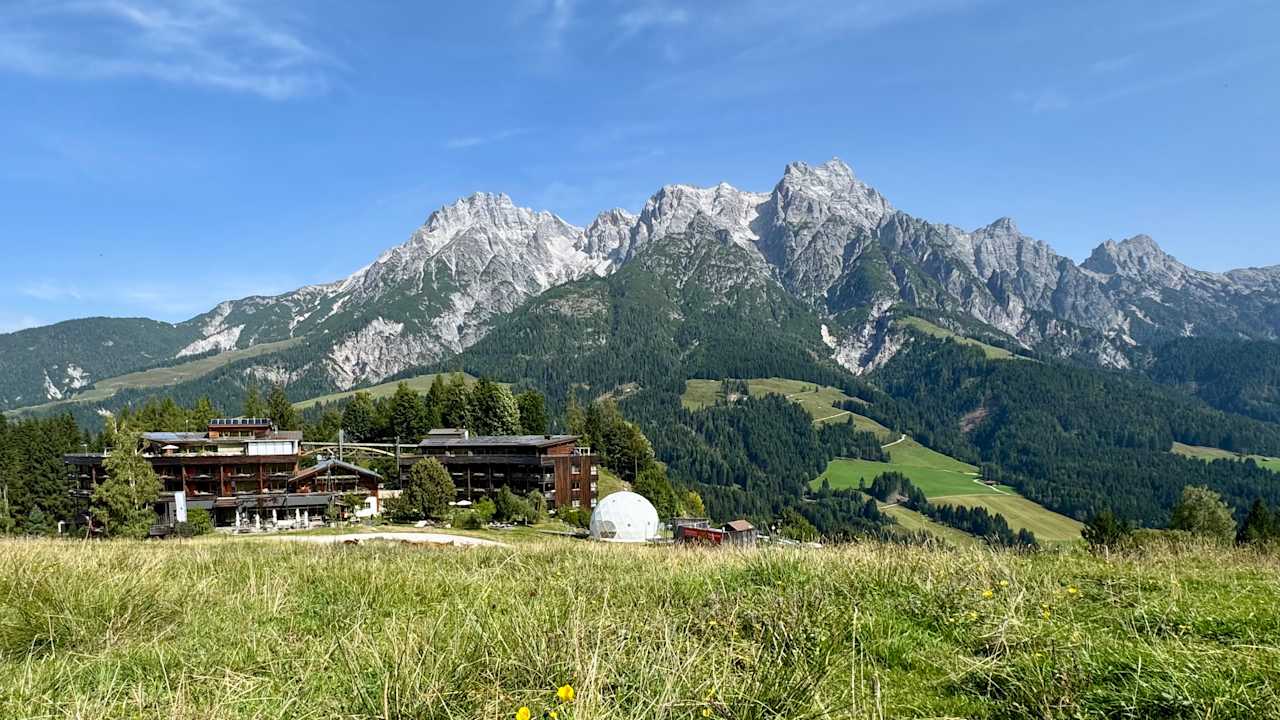 Außenansicht Holzhotel Forsthofalm