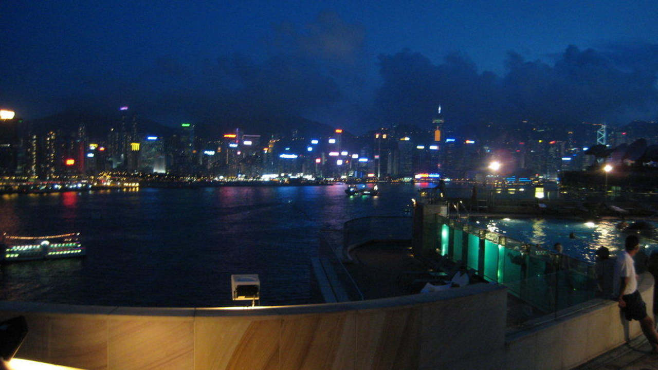 Blick auf Pool Harbour Grand Kowloon