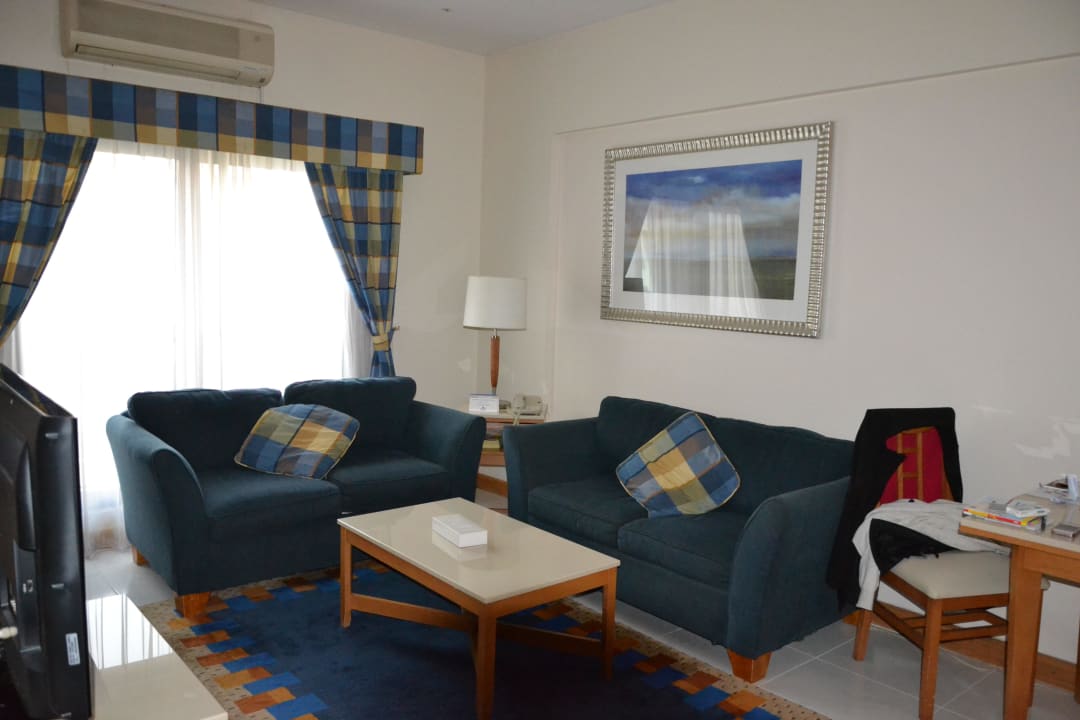 Sitzecke und Esstisch Golden Sands Hotel Apartments