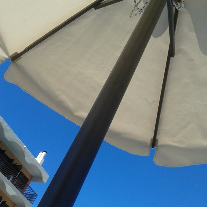 Sonnenschirm und blauer Himmel Hotel Eliana