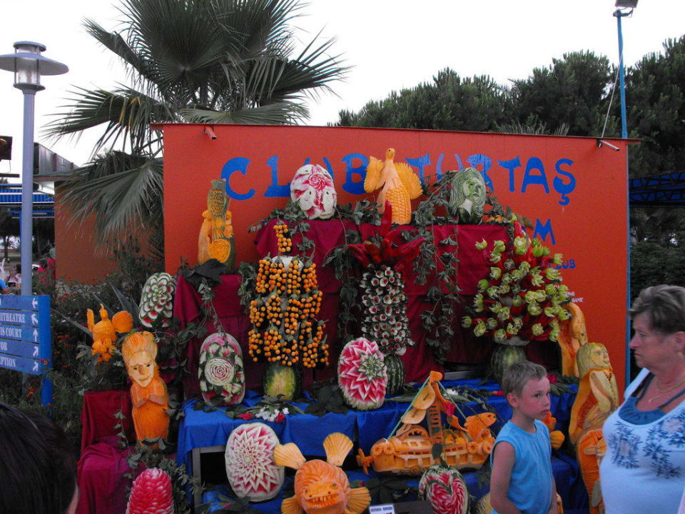 Kunstwerke am Büffet Club Turtas Beach Hotel