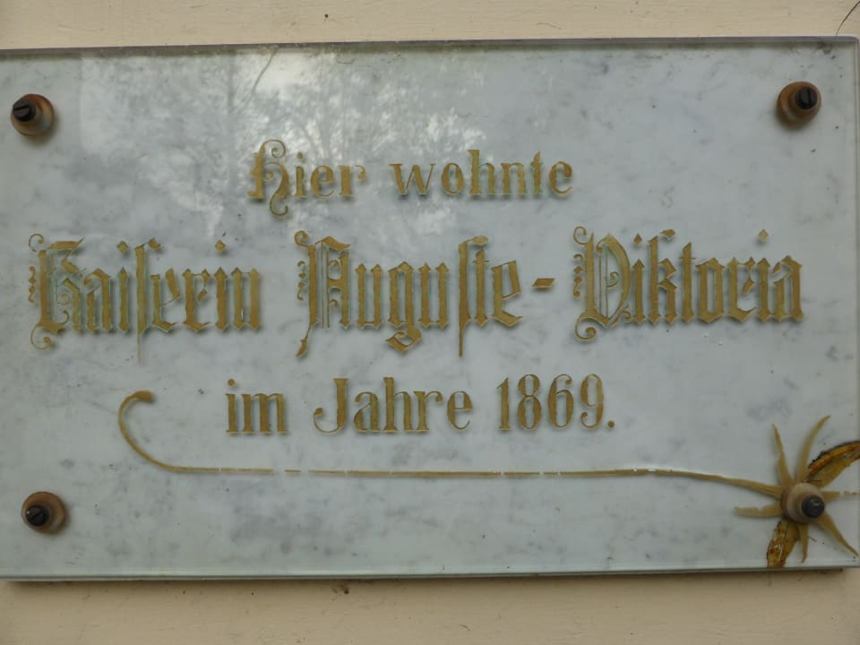 An der Hotelfassade Parkhotel Bad Ems