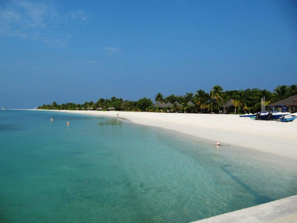 Strand vom Pier aus gesehen Kuredu Island Resort & Spa