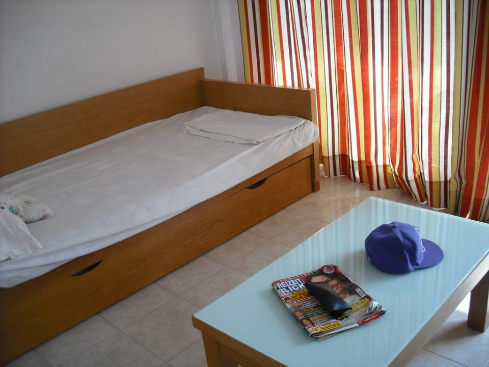 Wohnraum mit Bett Club Simó Hotel by Senator